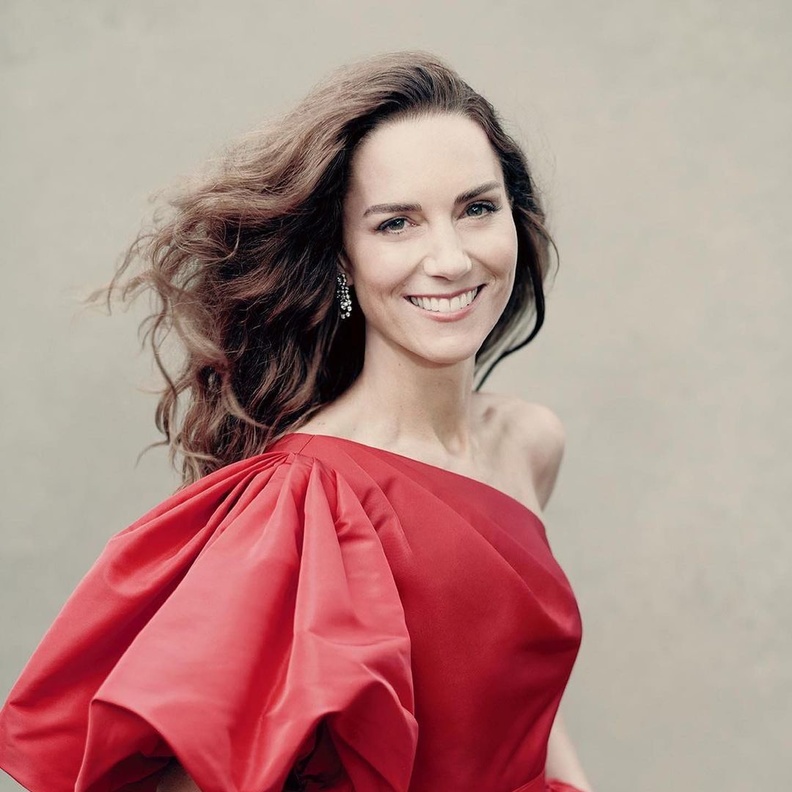 اطلالة كيت ميدلتون بتسريحات شعر كيرلي في عيد ميلادها الاربعين