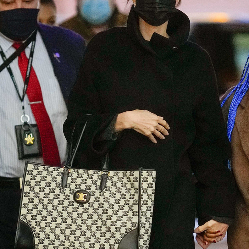 اطلت جولي بالعطف الاسود الانيق نسقت معه حقيبة HORIZONTAL CABAS من دار Celine