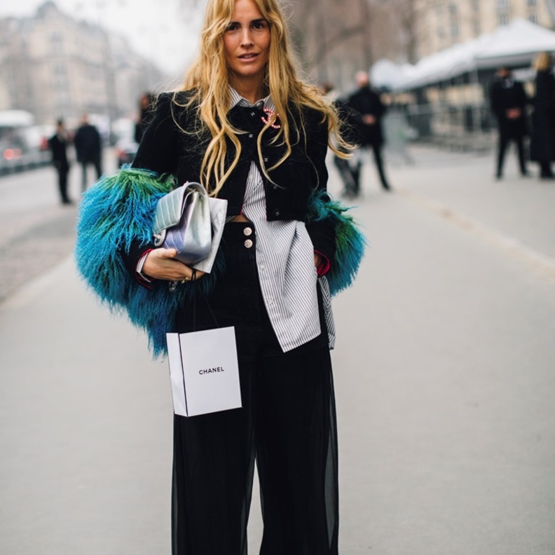 البليزر مع الأكمام الريش باللون الأزرق