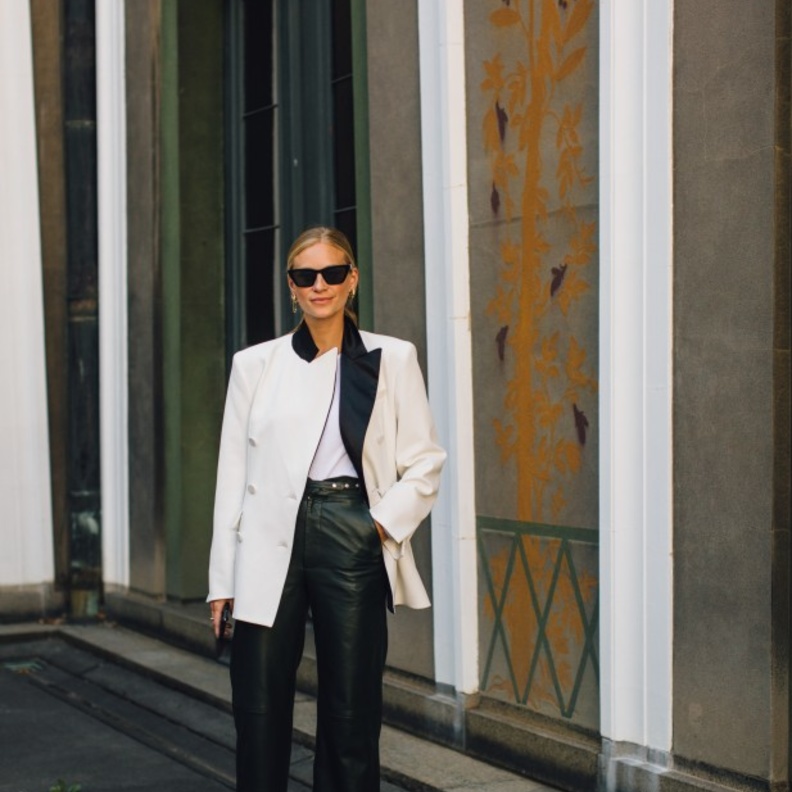 البنطال ذو الأرجل الواسعة هو الانسب للجسم الكمثري