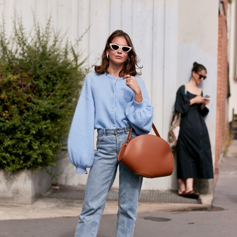 الدنيم قماش متين وقوي التحمل ولا يحتاج إلى غسله بشكل متكرر