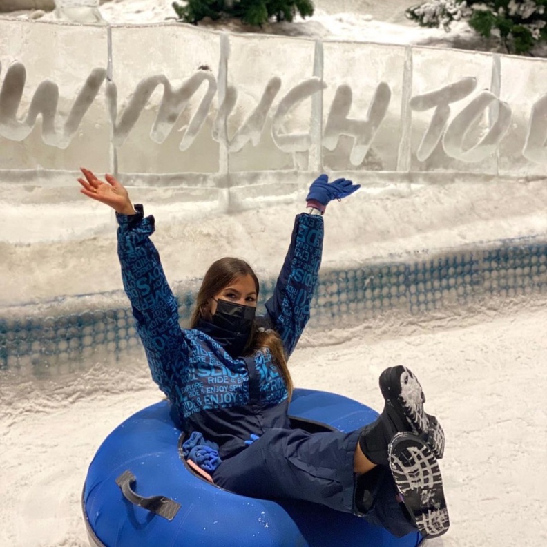 السعادة في عيون زوار سكي دبي - المصدر @nikiisch.