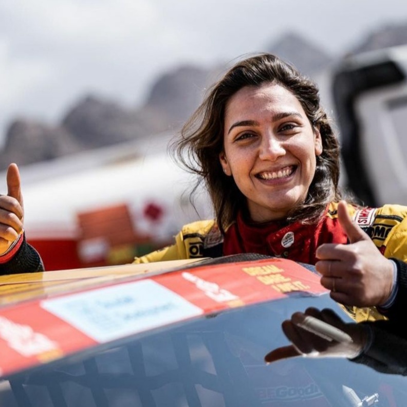 بطلة العالم "دانية عقيل" تحقق أولى نتائجها الإيجابية مع بداية مشوارها الصعب في "رالي داكار"