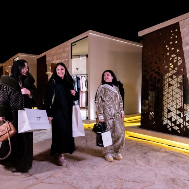 أبرز 5 مصممين ومصممات يظهرن أناقة الأزياء الشتوية السعودية لزوار منطقة "العاذرية"