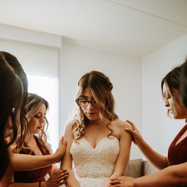 العروس سخرت من وصيفة الشرف وطفلها حديث الولادة