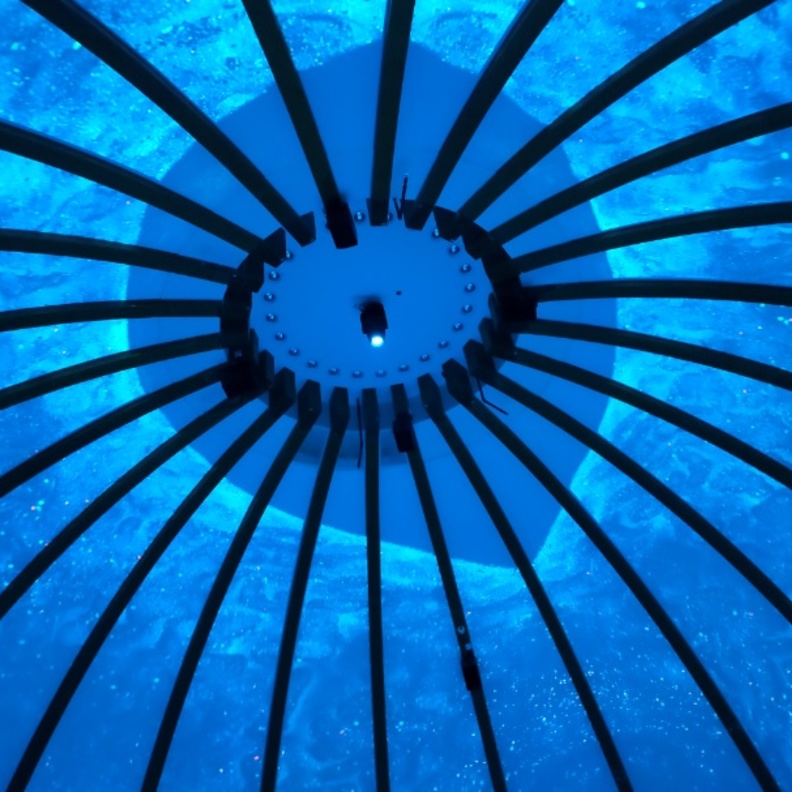 القبة الزجاجية المائية