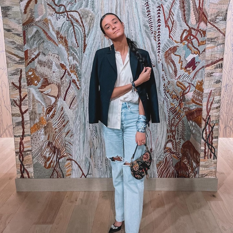 بدت أنيقة وعصرية من خلال تنسيق البنطلون الدنيم الممزّق مع القميص والبليزر الأسود