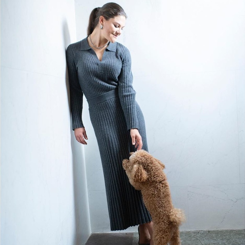 تألقت بطقم رمادي اللون من الكشمير وبصيحة المونوكروم