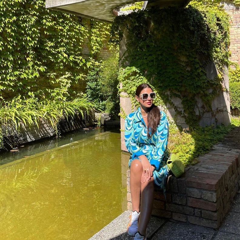 تألقت درة بالفستان الميدي المزيّن بالنقشات بدرجات اللون الأزرق مع الحذاء الرياضي الأبيض