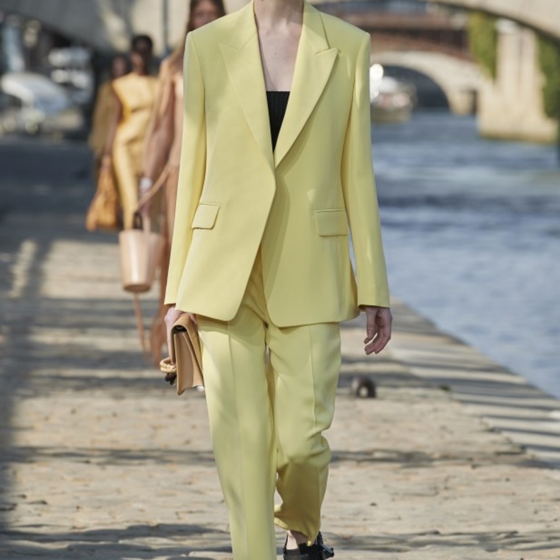 تصاميم أزياء باللون الأصفر الباستيل تعود بقوة الى إطلالات ربيع 2022