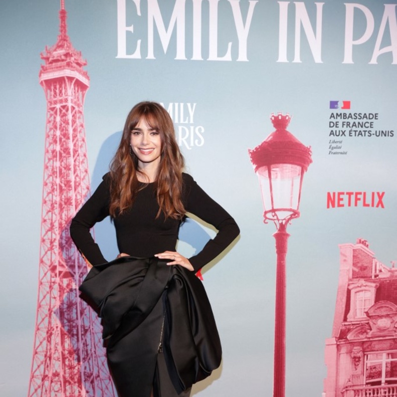 فساتين سهرة عصرية مستوحاة من اطلالات ليلي كولينز