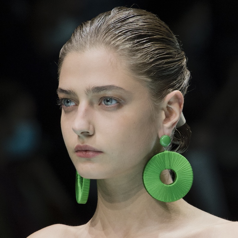 تطبيق صيحة الشعر المبلل مع الكعكة بأسلوب دار Emporio Armani
