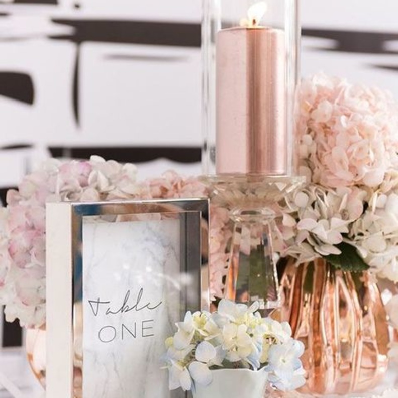 تفاصيل ديكورات طاولات الزفاف باللون الابيض الكريمي والنحاسي