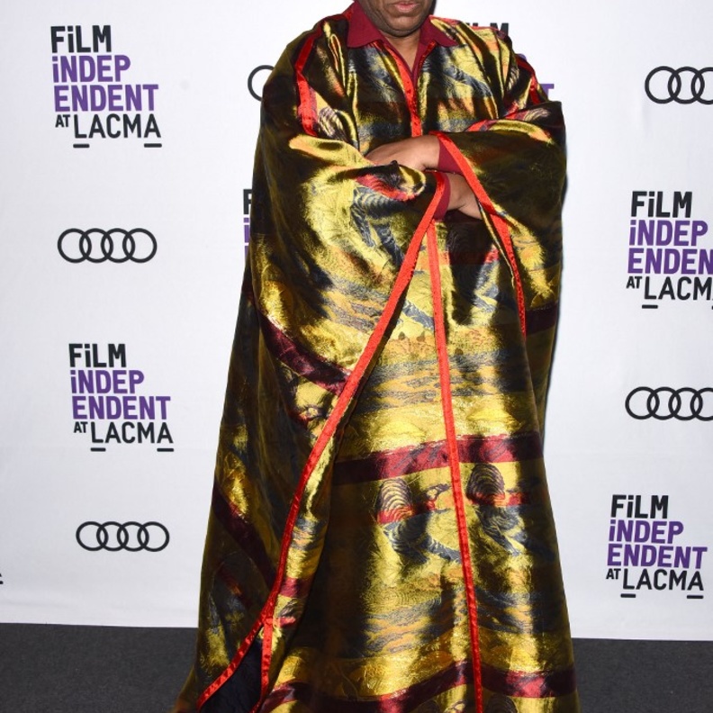 تميّز بتعليقاته اللاذعة وإطلالاته الفريدة بالقفطان