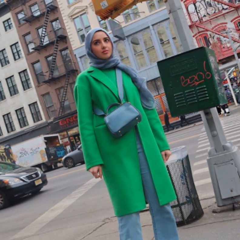 موديلات معاطف شتوية بألوان جريئة وأهم النصائح لتنسيقها مع الحجاب