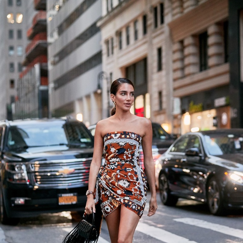 تُعتبر الفساتين الضيقة أو الـ Body-con خيارًا جيدًا