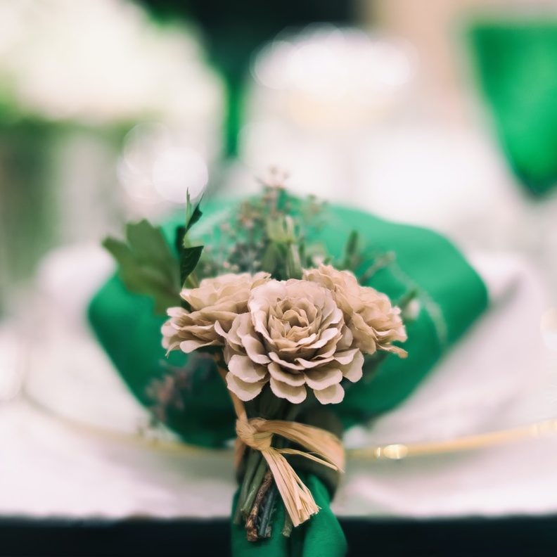 حلقة مناديل مائدة غير تقليدية مصنوعة من ورقة شجر طويلة