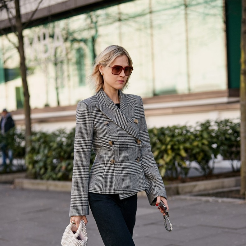 أبرز الأفكار لتنسيق البليزر مع البنطلون لمختلف المناسبات 