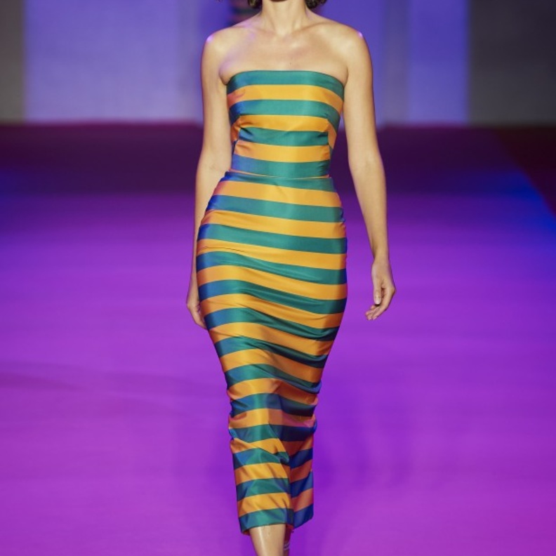 دار Brandon Maxwell قدّمت الفستان الطويل الضيق باللونين الأخضر والأسود