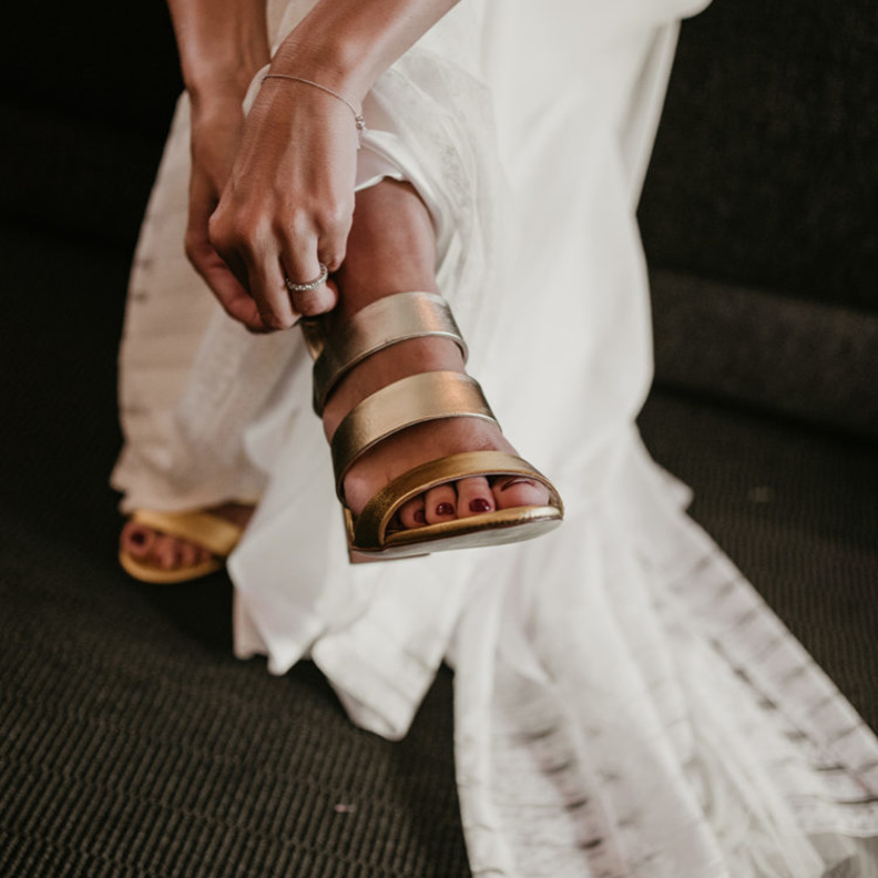 زوج من الصنادل الفضية الأنيقة ذات الكعب العريض