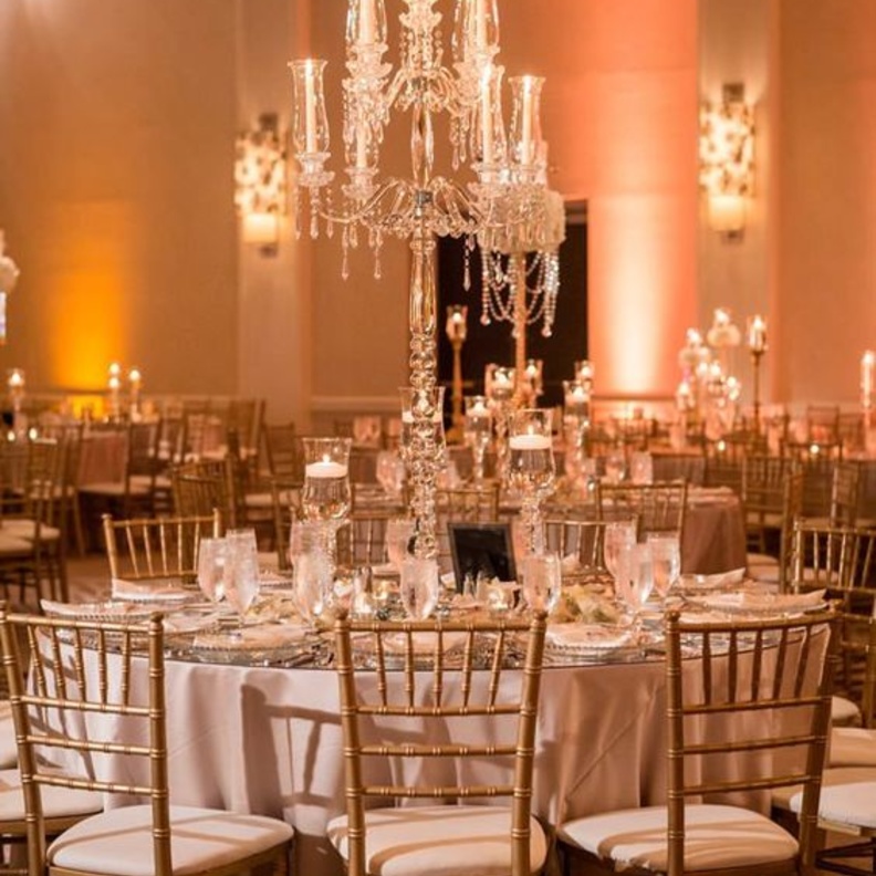 زينة الكريستال في وسط طاولات الزفاف