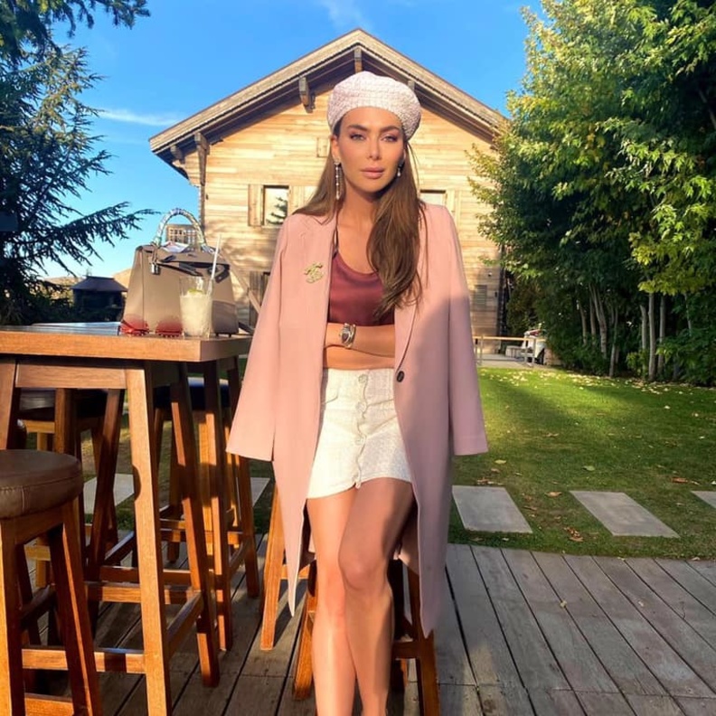 طرق تنسيق التنورة القصيرة بأسلوب النجمات