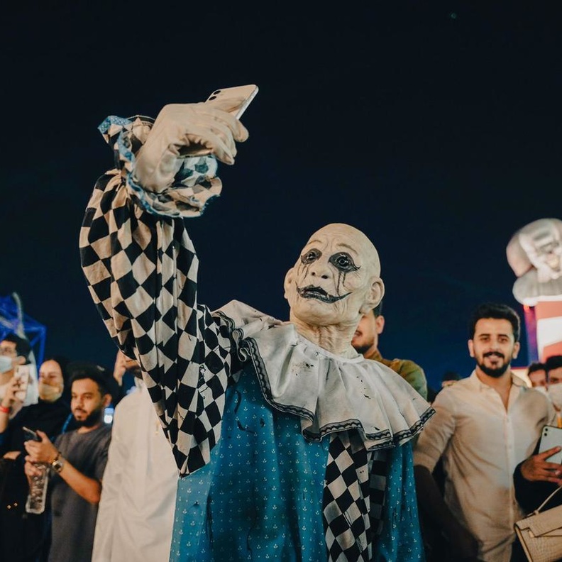 سعوديات يبدعن في تقنيات المكياج السينمائي لصناعة ترفيه الرعب والأشباح لزوار موسم الرياض