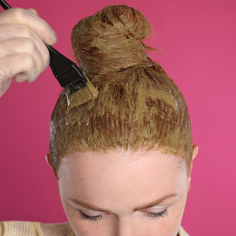 طريقة تثبيت الحناء على الشعر لأطول فترة ممكنة