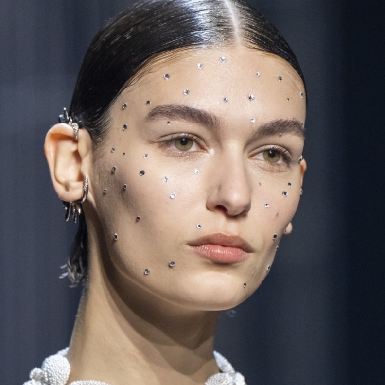 صيحات جمالية مع حبيبات الكريستال الفضية من دار Fendi