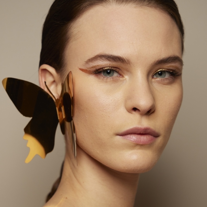 صيحات مكياج ربيع 2022 برونزية ومسحوبة الى الاعلى من وحي دار Alexis Mabille