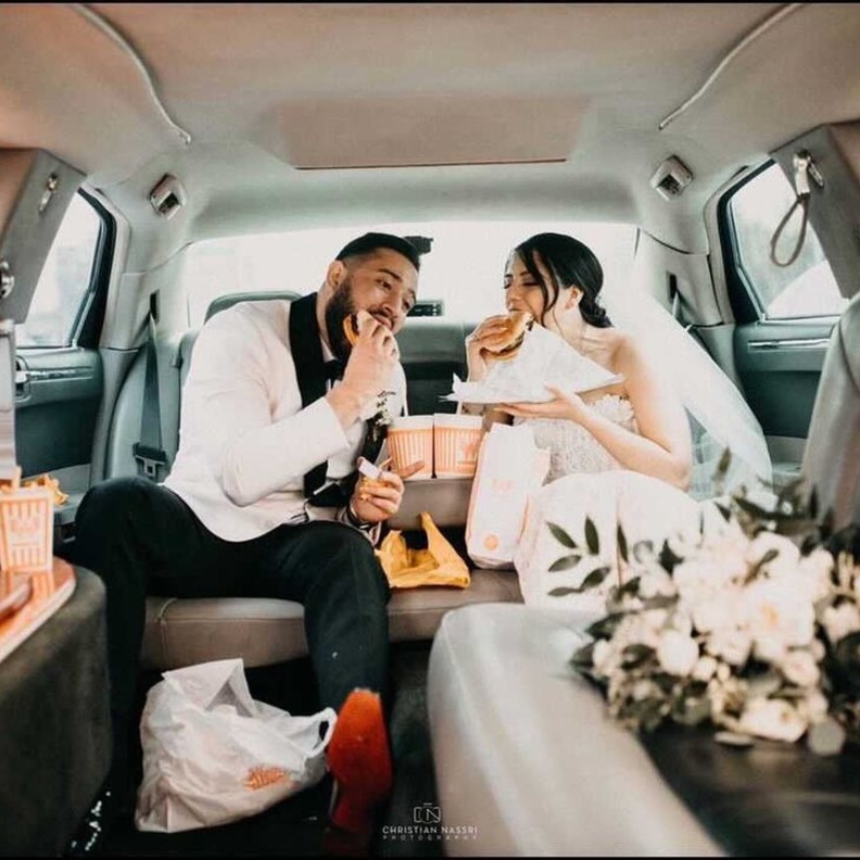 ضابط يتزوج صديقته في مطعم حيث كان موعدهما الأول