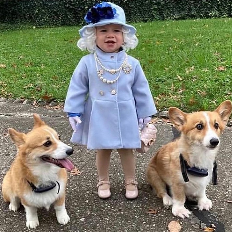 طفلة صغيرة تتنكر على شكل ملكة بريطانيا