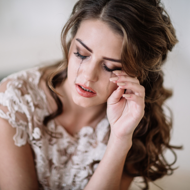 عريس يستبعد والدة عروسه من حضور الزفاف