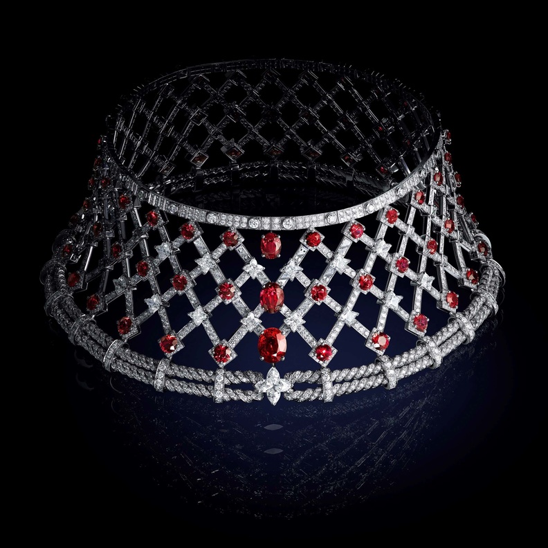 عقد من لويس فويتون  Louis Vuitton