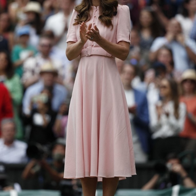 غالبًا ما تتألق كيت ميدلتون بالفساتين الكلاسيكية الأنثوية