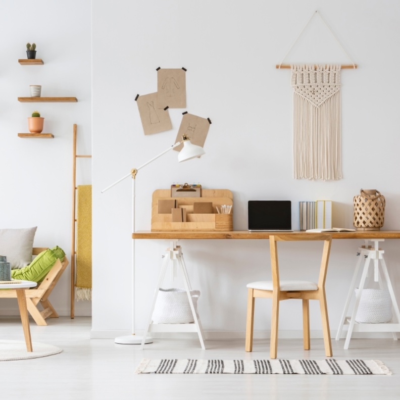 فراغ على جدار منزلك يوفر مساحة للمكتب المنزلي