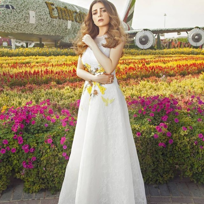 فساتين خطوبة باللون الابيض انستقرام@maiezzeldin