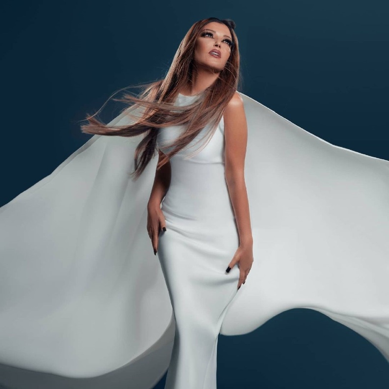 فساتين خطوبة باللون الابيض انستقرام@samirasaid