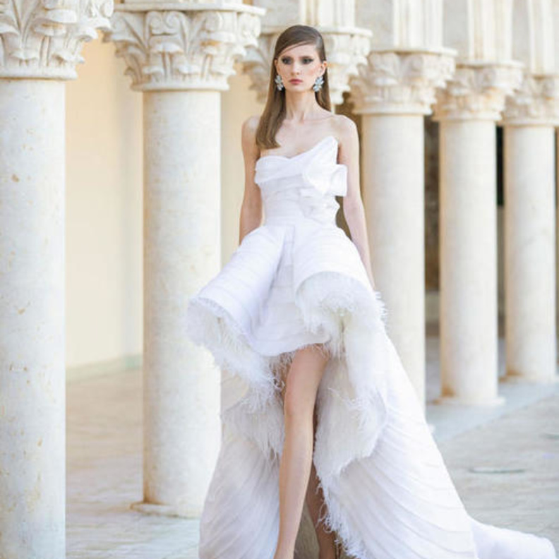 فساتين خطوبة من georgeshobeika يزينه الريش من الاسفل