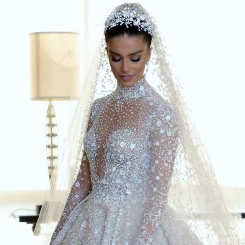 فساتين زفاف بأكمام طويلة مستوحاة من إطلالات النجمات