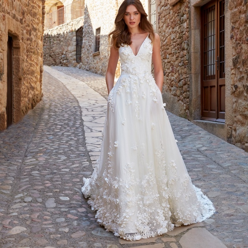 فساتين زفاف مع ياقة منخفضة@kellyfaetanini