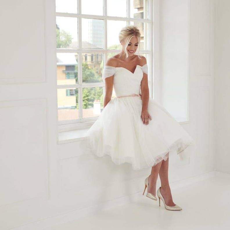 فستان زفاف أنيق على شكل حرف A مع ظهر فستان مفتوح