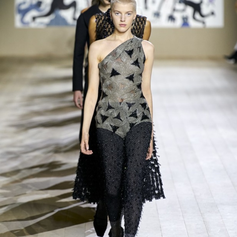 قالت Maria Grazia Chiuri ان الفكرة هي أنه يجب أن تكون قادرًا على ارتداء Dior في كل لحظة من اليوم