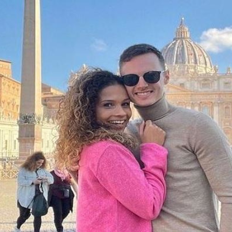 من طرائف الملاعب.. الحب من أول كرت أحمر