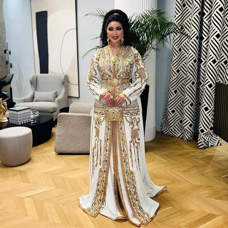 قفاطين عصرية  باللون الابيض انستقرام@dunia_batma