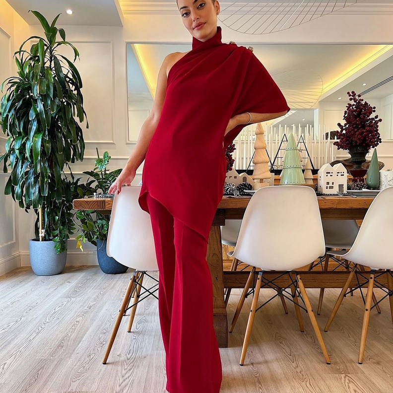 كارن وازن بالجمبسوت العصري والأنيق من تصميم إيلي صعب والذي تميّز بقصة الياقة الـasymmetric