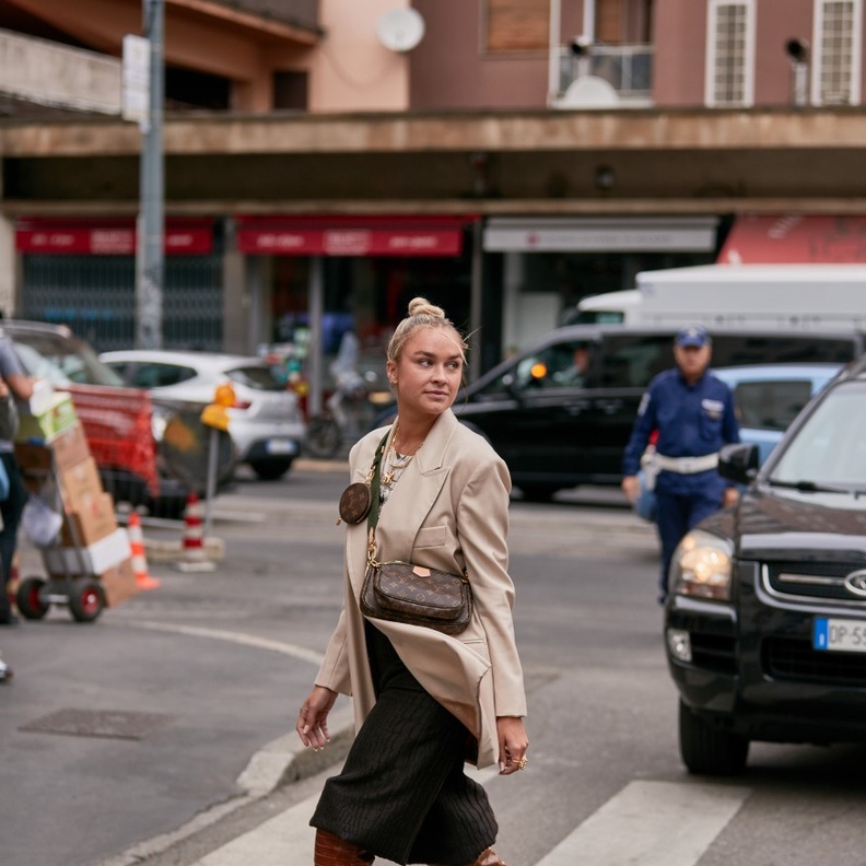 أفكار عصرية لتنسيق التنورة الميدي لمختلف المناسبات 