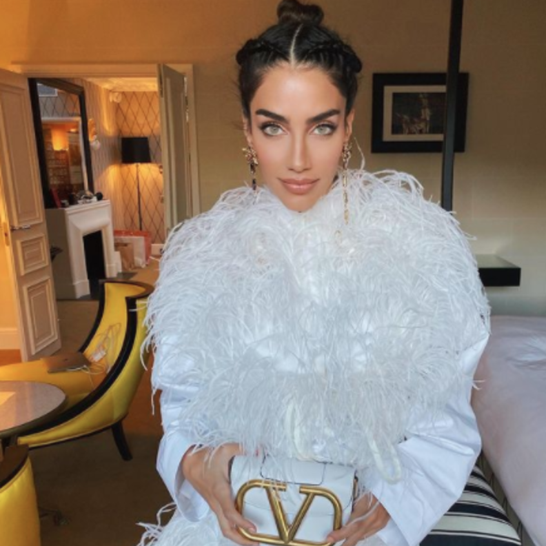 افكار لتنسيق اللون الابيض في الملابس مستوحاة من جيسيكا قهواتي