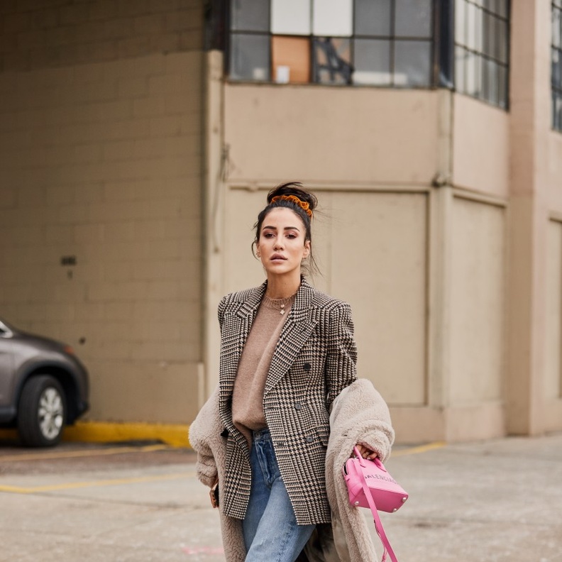 تنسيق بنطلون الجينز الأزرق لمختلف المناسبات هذا الموسم