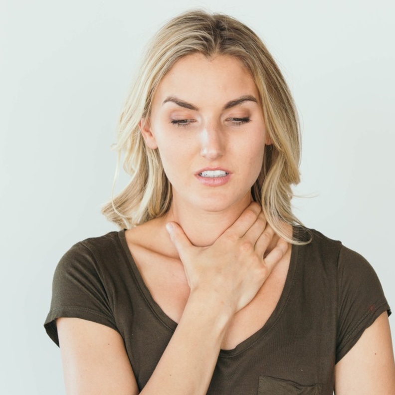 ما هي أسباب حساسية الحلق وما هي أنواعها